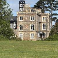 Exit the gully and take in the iconic houses. Cut across the Downs heading for Ivywell Road initially. Turn right staying on The Downs