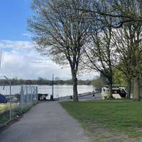 The paths are step free, flat and smooth which makes this a great circular route for all ages and abilities. Eye spy an ice cream van! 🍦