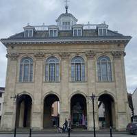Welcome to Abingdon’s Market Square! Our walk begins in the town’s centre, in front of the County Hall museum (OX14 3HG).