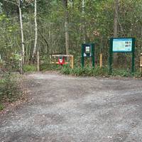 Start in the car park. At the welcome sign enter the nature reserve (to the left of the sign). Stay on the gravel track.