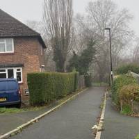 This walk starts off Mayeswood Road. There is a small alleyway entrance to the park here that looks like a dead end.