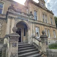 This walk starts by Frome Town Hall, served by bus routes 414, 424 and D2 discover. Swipe up below to learn more about this trail 👇