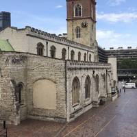 The St Giles Cripplegate can be seen on your right. One of the few medieval churches that remain in the City of London.