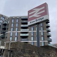 The walk begins at Kew Bridge Station. The station is not accessible but various busses stop here.