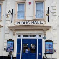 Welcome to this short tour of Beccles, which starts here at the Public Hall. You’ll now need to turn right onto Smallgate.