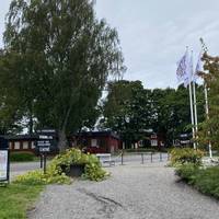 Det kostar 100 kr, så sväng förbi receptionen och låna en karta och ge er av!