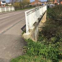 Pass through a kissing gate just to the left of the bridge and turn right over the bridge