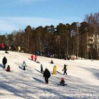 Over here you’ll find Sundbybergs most popular attraction over the winter 😍 kids and grown ups all play together and race down the slope.