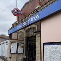 We start this walk at Royal Oak Station which is on the Circle and Hammersmith & City lines. Read below to learn more about this walk 👇