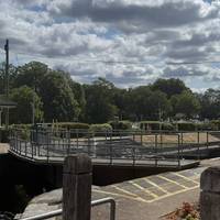At the lock there are well kept public toilets. There aren’t many others so good to take a quick stop.