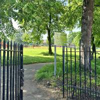 Welcome to this circular walk around King Edward Park. It starts at the entrance on Carlton Road, opposite Clarence Street.