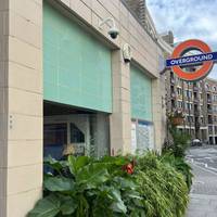 Start the walk at Wapping Station on the Windrush Line. Enjoy the big bushy plants outside. Aren’t they pretty?