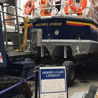 Further along the tracks it was open day at the lifeboat house. The old captain told us stories about life onboard this beauty ⚓️