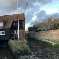 As you approach the quay note this old mill, now part of Bosham Sailing Club ⛵️