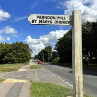 Welcome to this walk from Parndon Mill to Eastwick. It begins at the junction of Elizabeth Way and Parndon Mill Lane. Now turn left.