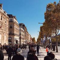 Champs-Elysées 😍 usually packed with people but with the shopping offering it provides it’s easy to see why. Wanna spend some money? No prob