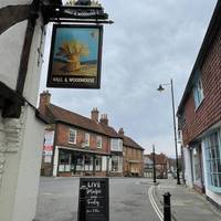 This walk starts in central Midhurst by the Wheatsheaf on Rumbolds Hill.