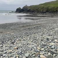 This walk starts at the beach car park in Abereiddy. There is seasonal ice cream and snack van here plus toilets behind the beach.