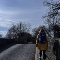 The footpath is very narrow. Keep right. At the other side of the bridge, cross over Yarnton road to move to the left hand side.