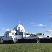 To start the route, head towards the park exit past the former gatehouse of the Southampton Royal Pier, now a restaurant.