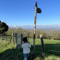 After the road bends to the left you’ll find this finger post and kissing gate to your right. Head through.