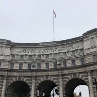 Turn right to enter The Mall by passing under Admiralty Arch.