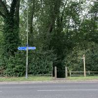 We start this circular walk on Hellesdon Road where it intersects the Marriott’s Way.