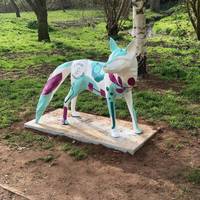 Fosse Foxes are located around tourist attractions in the district. They have been designed by artists, designers and community groups.