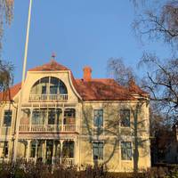 Östersund is full of beautiful old wooden houses. Along strandgatan, close to lake Storsjön you find quite a few of them.