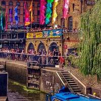 Regent's Canal -- runs through the north end of the Camden Market. Canal boat trip are so popular🚣‍♀️