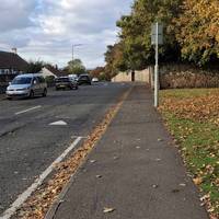 Turn right again on to East Loan and follow the pavement down the hill. What do the trees look like in the season you’re in? 🌳 🍂